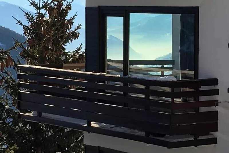 Newly refurbished 2 bedroom apartment, Sleeps 6-8. Close to slopes