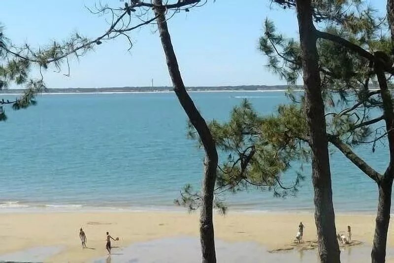 The Moulleau-Arcachon ``eyes in the blue of the basin'' throughout the apartment