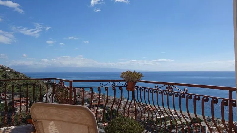 Your own terrace overlooking the ocean, in a private residence, free park, wifi