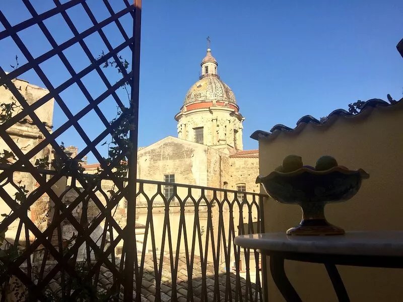 Wonderful apartment with terrace in the heart of Palermo's old city centre