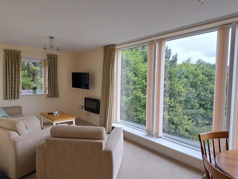 Central Buxton apartment with scenic views and free parking