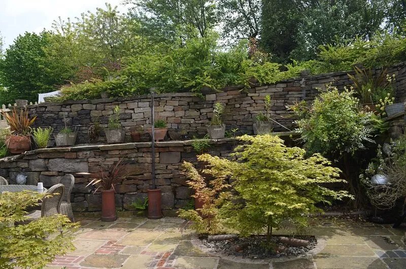 Eastholme Cottage, Holmfirth.  Short walk to village centre in lovely setting
