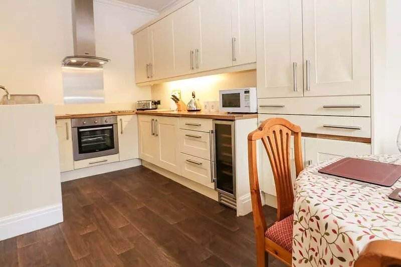 FLAT 1 KENTHOLME, family friendly, with a garden in Grange-Over-Sands