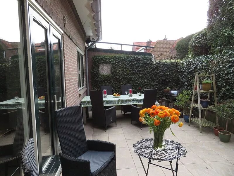 A 13-minute walk from the beach, semi-detached cottage in a quiet neighborhood.