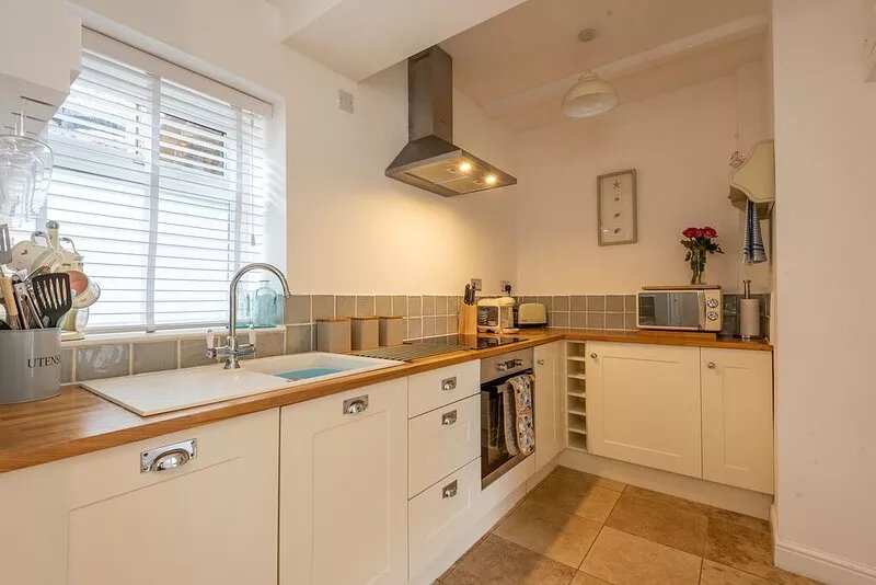 Stunning courtyard cottage set back from the River Coquet. With castle views.