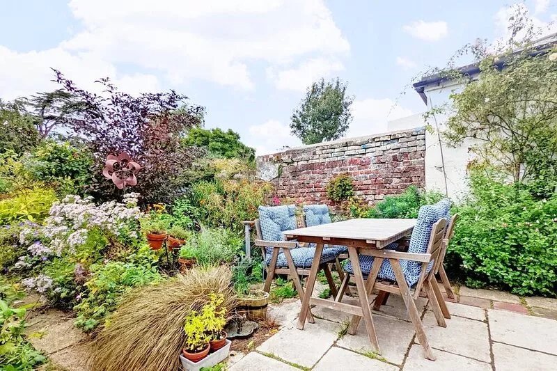 Dolphin Cottage -  a cosy cottage that sleeps 4 guests  in 2 bedrooms