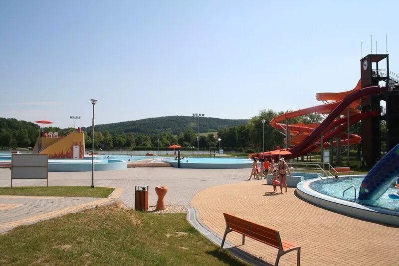 House (140m2, 3 large bedrooms), garden (800m2) fenced, great