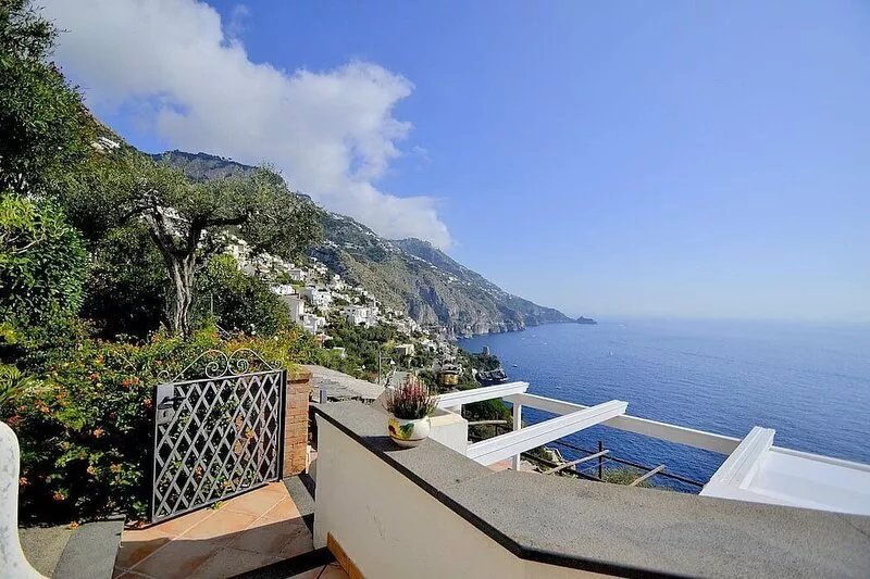 Casa Vela: A splendid two-story independent house which faces the sun and the