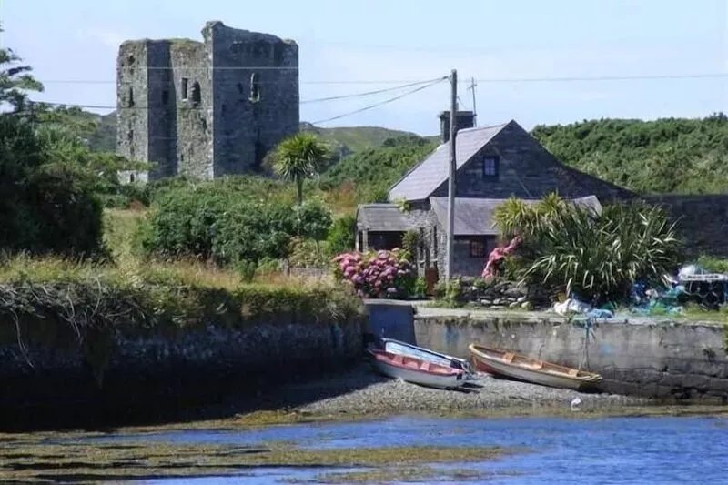 Dunmanus Pier Cottage. Seaside, own garden, sea access, child & pet-friendly
