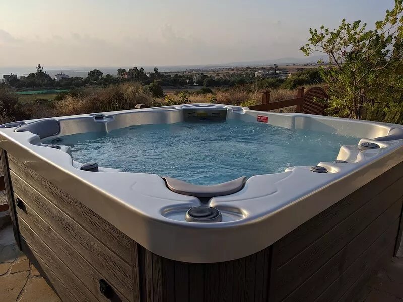 Stunning 180° views of Mediterranean and Troodos foothills