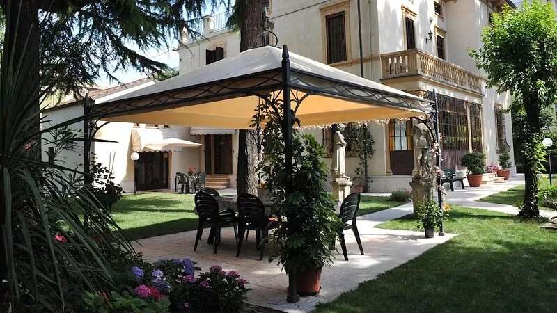 Elegant apartment in villa with garden and parking near the center.
