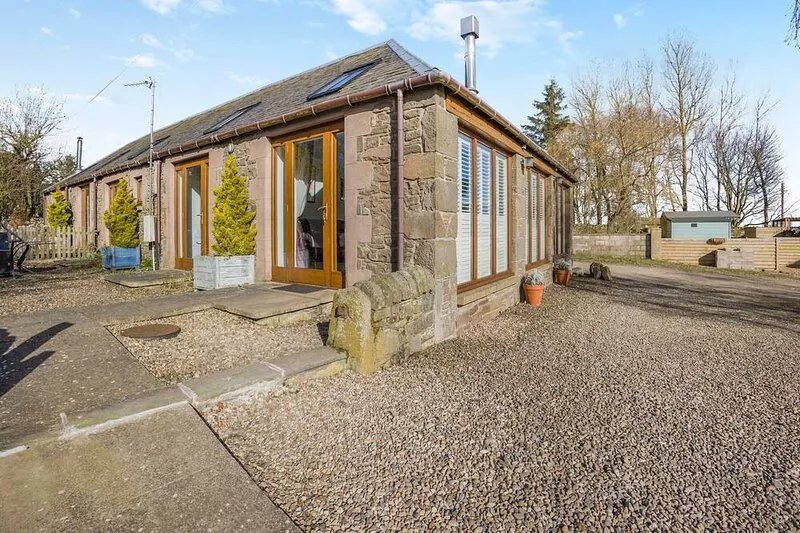 2 bedroom accommodation in Tealing, near Dundee