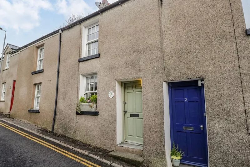 HAWTHORN COTTAGE, pet friendly, with open fire in Ulverston