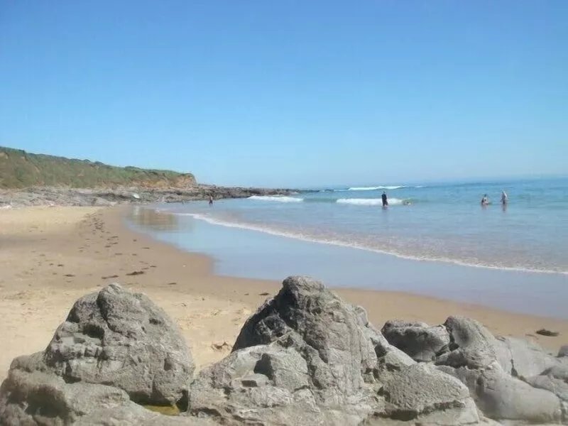 Ideal location for families who like sandy beaches and dramatic coastal scenery