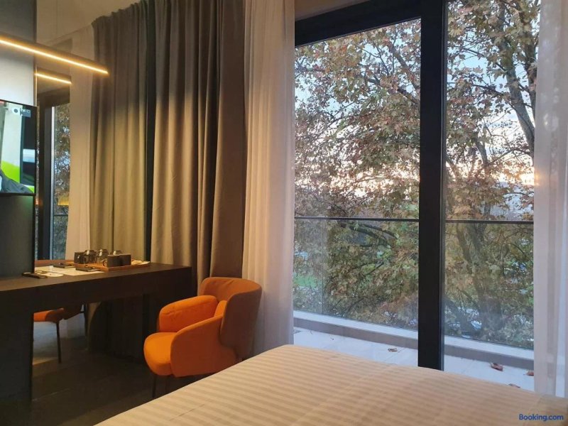 Avenue 21 Hotel