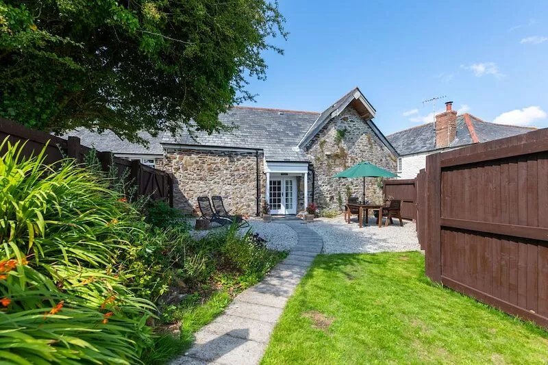 Beautiful, romantic 4* cottage in rural setting with Country Club membership.