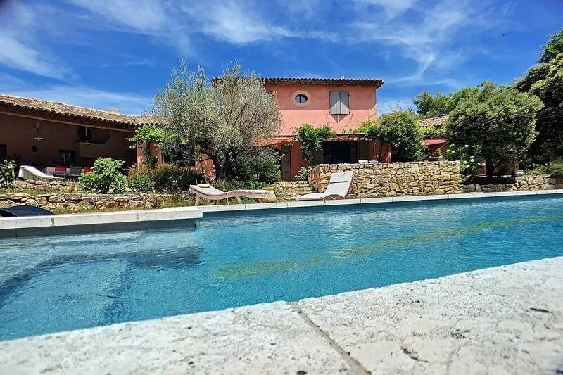 Villa of character 250m2 floor standing large pool quiet