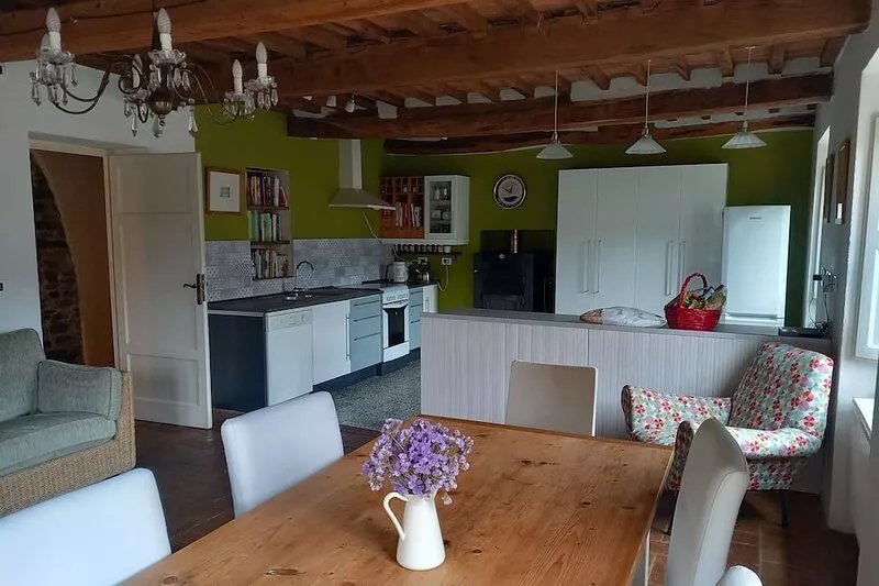 Villa with 6 double bedrooms and 5 bathrooms.River views, pool and walk to town