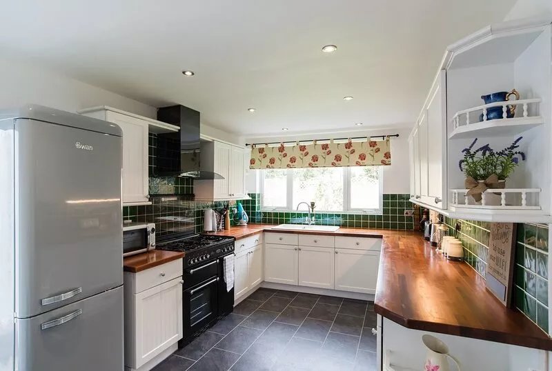 Spacious Seaside Family Cottage with Entertainment Centre