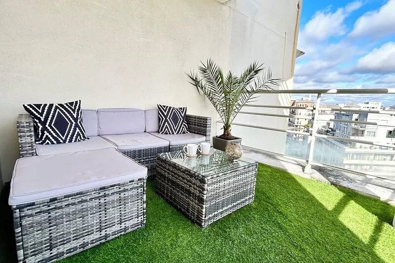 Modern and cosy apartment with a beautiful terrace and parking, Paris La Défense