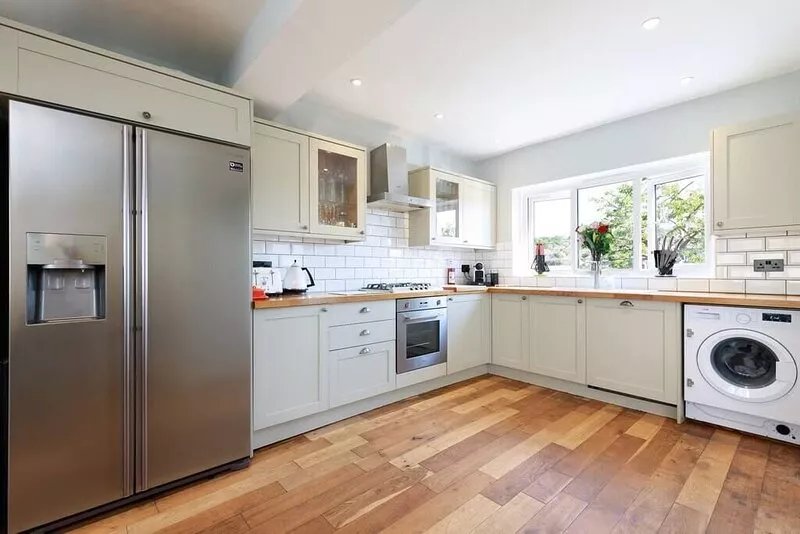 3 Bed house with games room, hot tub & free parking