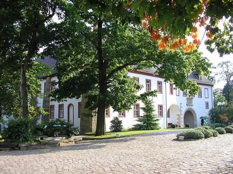 Lovingly renovated mansion with 6 one-room apartments in a quiet location