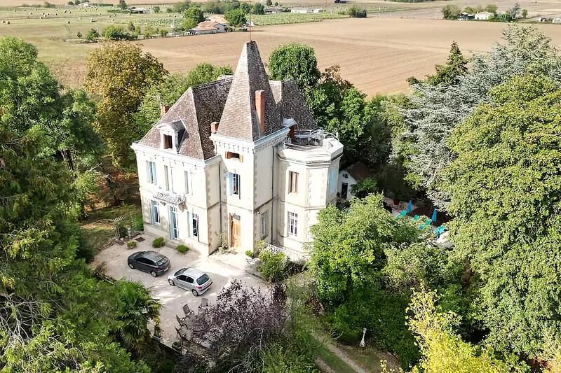 FAMILY FRIENDLY CHÂTEAU  Sleeps 15 with additional accomodation for 4.