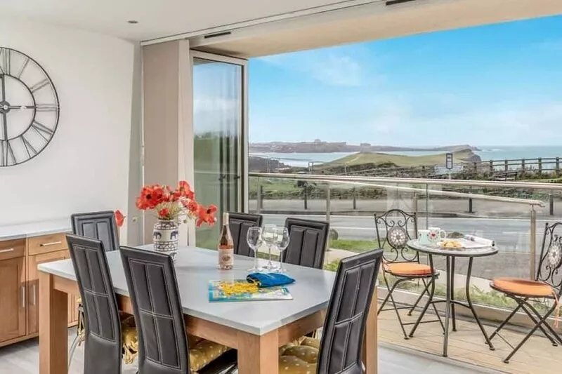 Apartment Sleeps 4 stunning views/sunsets overlooking Whipsiderry Beach