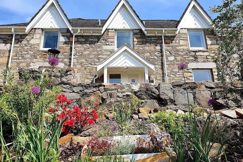 Beautiful views, walking distance to town