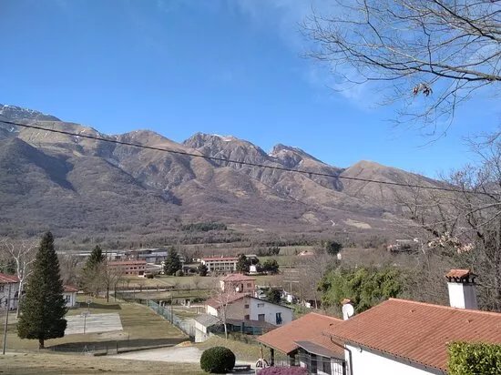 Monumento Ai Caduti e Baita Degli Alpini
