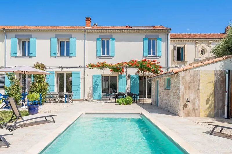 5min from center: family home - covered swimming pool, large garden and garages