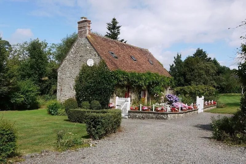 A traditional farmhouse in a tranquil rural setting. Sleeps 6 in 3 bedrooms.