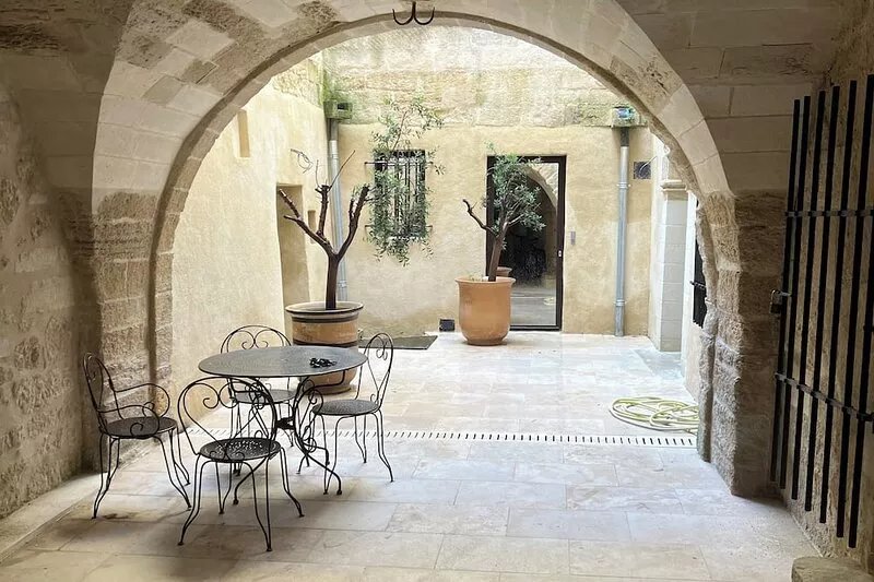 Renovated apartment with terrace in the historic heart of Uzes