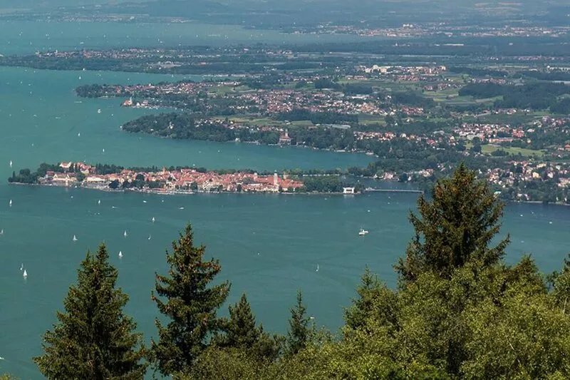 Apartment 180 degrees - on the 2nd floor with panoramic window, 180 degree lake