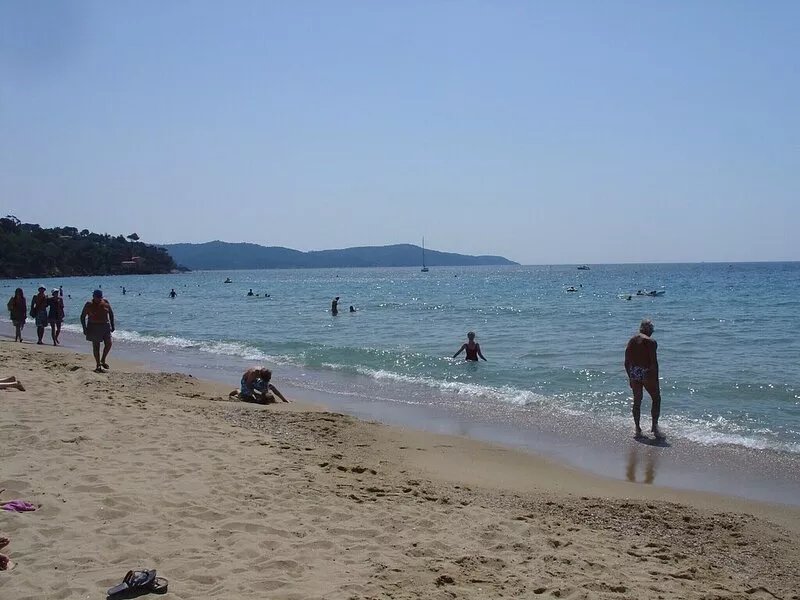 3 bedroom, child-friendly house, sleeps 6 (up to 4 adults), large shared pool