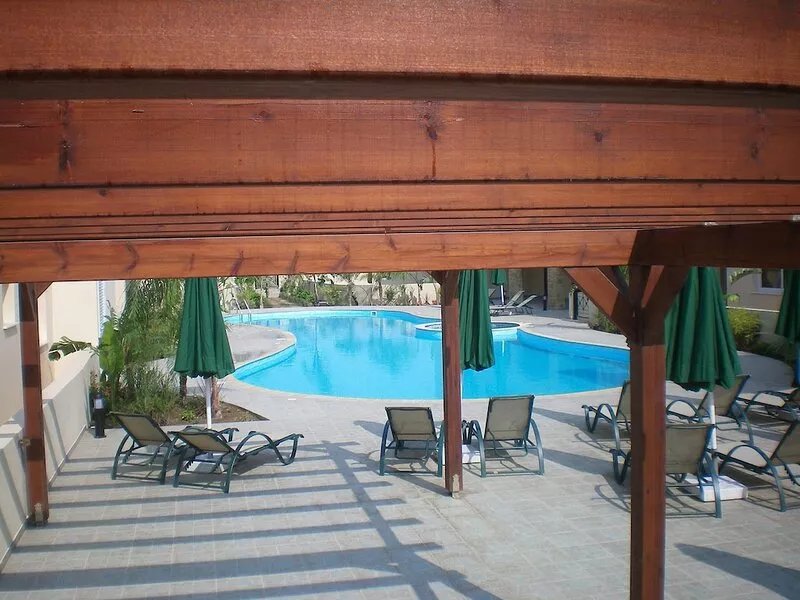 Elegantly furnished 2 bed apartment with free AC, Wifi, pool & gym