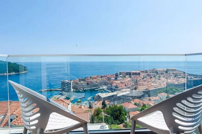Apartments Isabora - Comfort Three-Bedroom Apartment with Balcony and Sea View