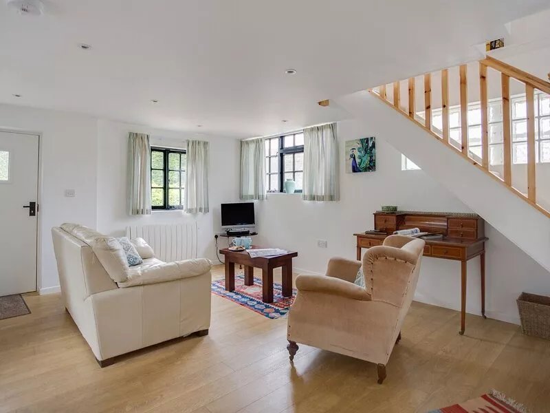 LITTLE ENGLAND COTTAGE, pet friendly in Milborne St Andrew