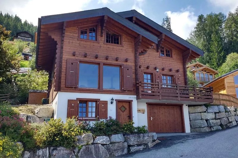 Beautiful Chalet with mountain views, close to ski-lifts, bars and restaurants