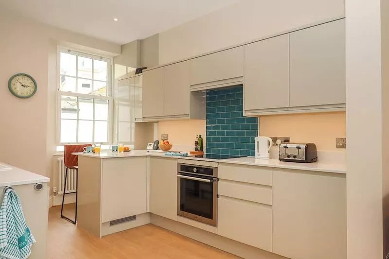 2 SEA OTTER HOUSE, pet friendly in Teignmouth