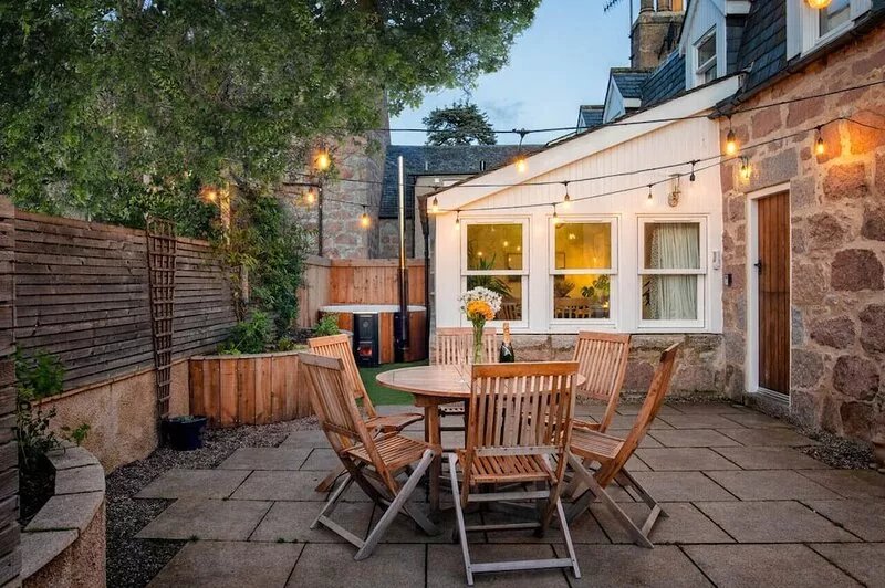 Riverside Cottage with luxurious wood fired hot tub in Ballater
