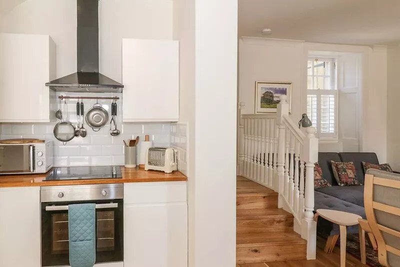 6 KIRKSTYLE, pet friendly, character holiday cottage in Biggar