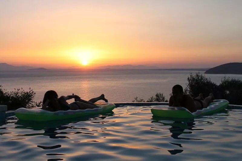 Fantastic villa with infinity pool, 4 bedrooms and 4 bathrooms, Jacuzzi