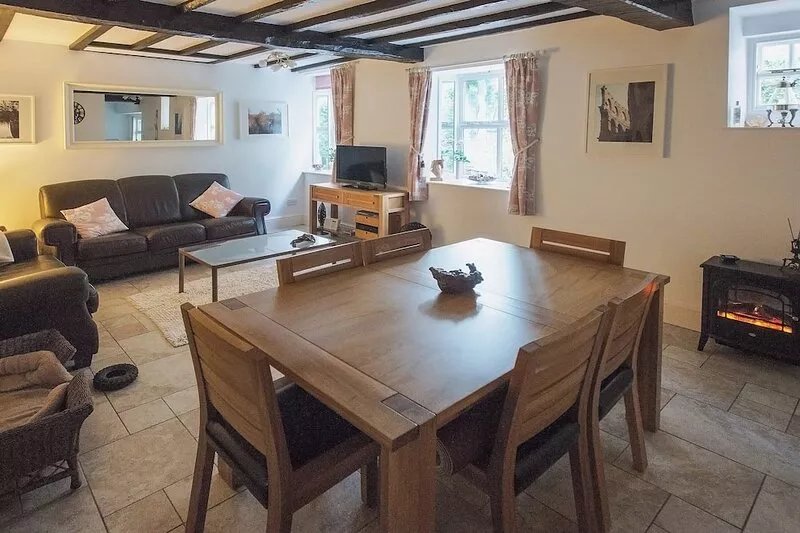 An impressive cottage with beams and views of the Middleham Castle.