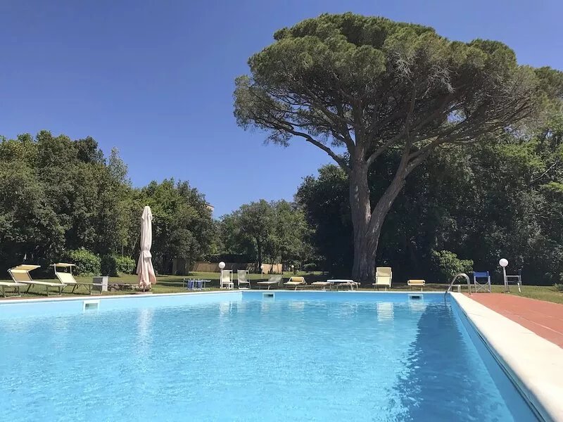 Spacious apartment in nineteenth century villa with park, pool and tennis court