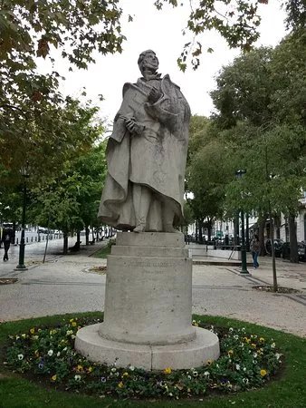 Estatua a Almeida Garrett