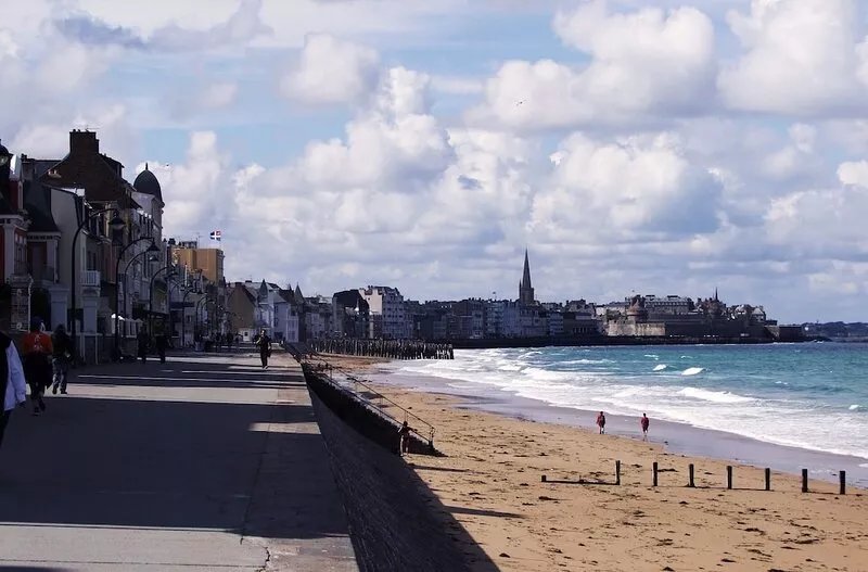 T3 cozy Saint-Malo, 2 bedrooms, with south-facing balcony, 80 m beach, parking