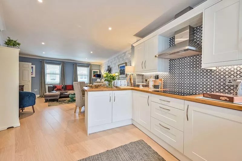 Lisburne Place Luxury Town House - sleeps up to 6 in three bedrooms. Two