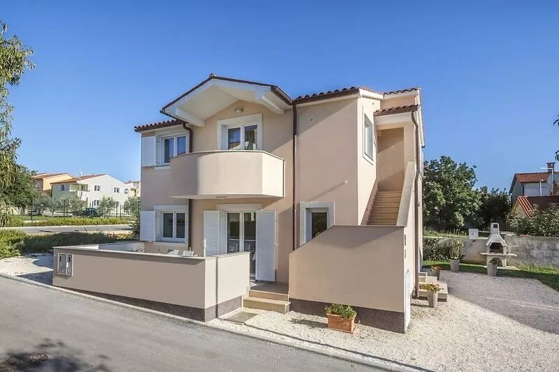Holiday rental by the sea, 80m from the beach, with stunning views