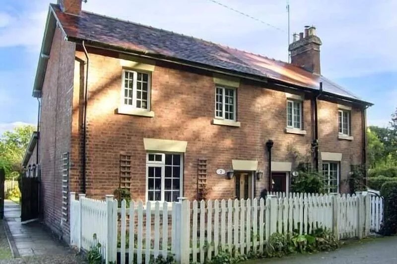 AQUEDUCT COTTAGE, family friendly, character holiday cottage in Chirk